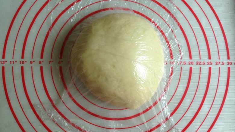 可爱小熊面包,和好的面团取出后滚圆，再用保鲜膜盖住，饧发20分钟。