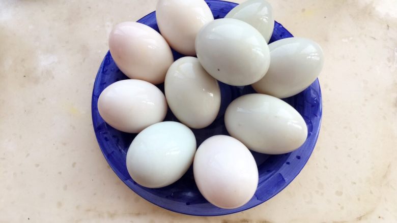 糯米蛋,准备十只洗干净的生的咸鸭蛋