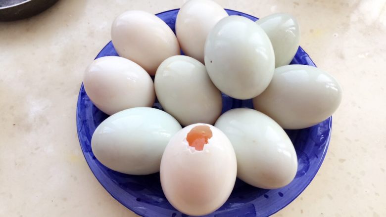 糯米蛋,从鸭蛋一端敲开一个小口，把里面的蛋清倒掉，剩里面的蛋黄，如果觉得倒不干净可以往里面倒些水清洗一下