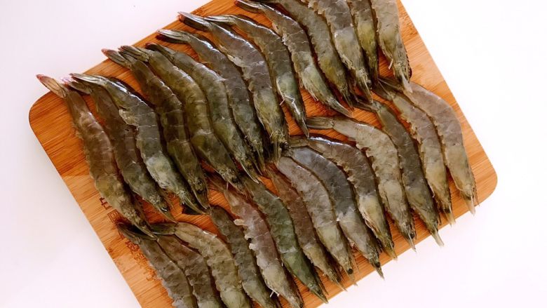 品尝海虾原始的味道  白灼海青虾,逐一挑出虾线，清洗干净