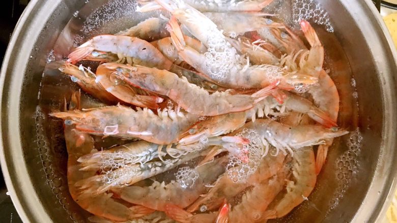 品尝海虾原始的味道  白灼海青虾,放入青虾