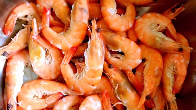 品尝海虾原始的味道  白灼海青虾,煮好的青虾出锅后立即用凉水冲洗干净