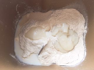 全麦吐司（汤种法）,第二天，把除黄油外的所有主面团材料和汤种倒进面包机