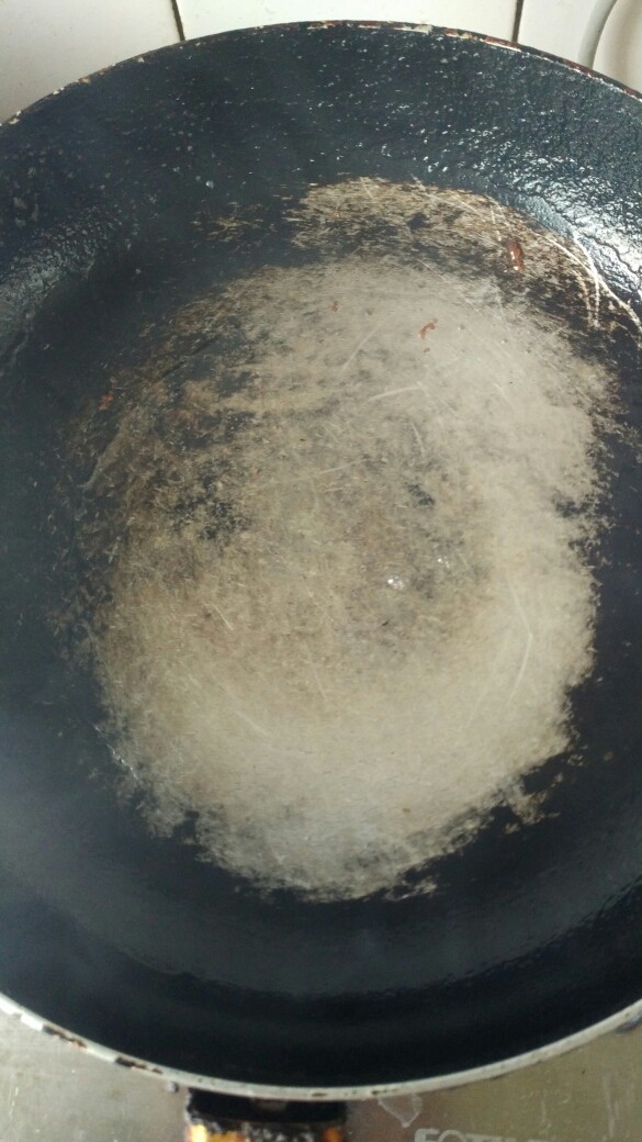 毛豆小炒,花生油放入锅中炸开。