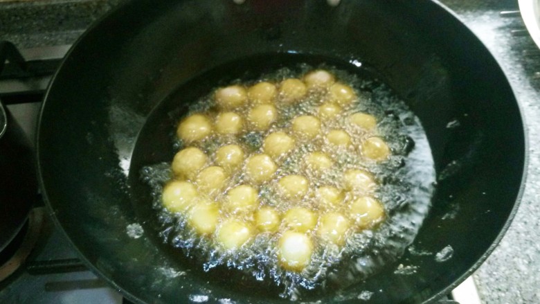 香炸土豆丸子,锅里倒油烧七成热转小火，边搓边放入油锅，炸成金黄色捞出控油装盘即可。