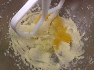 甜甜圈-芒果（柠檬）磅蛋糕,鸡蛋一个一个加入，每加一个搅拌均匀后再加入下一个。这里我用的是厨师机搅拌，没有厨师机的用蛋抽