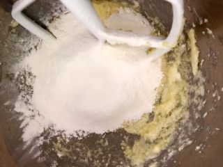 甜甜圈-芒果（柠檬）磅蛋糕,筛入低筋面粉拌匀后加入盐和泡打粉拌匀