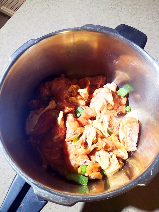 蒙汉炒鸡,腌好的鸡加入高压锅，加清水没过鸡块，煮沸打去血沫。尝一下汤的咸淡不能太淡要有盐味即可。