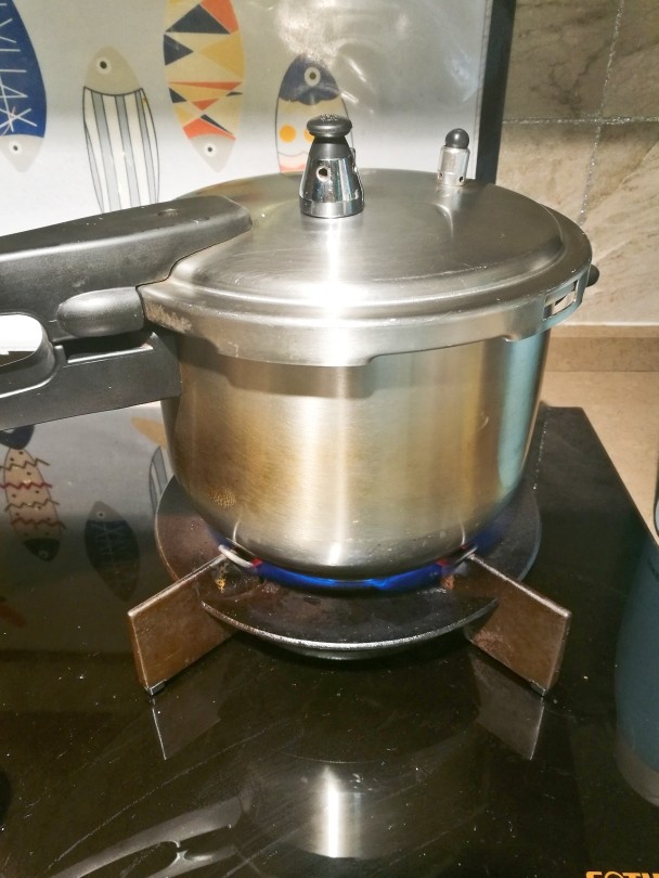 蒙汉炒鸡,上盖中小火，高压锅压制15-17分钟。时间一到立即撒气捞出不要焖锅。