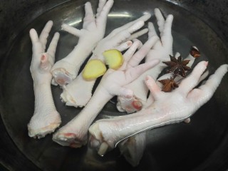 酸辣鸡爪,把鸡爪放入水中煮，放入生姜和八角