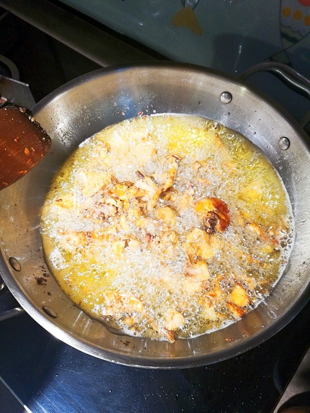 蒙汉炒鸡,起油锅烧至六成油温，筷子放入油锅冒泡差不多六成热。下入鸡块炸制。