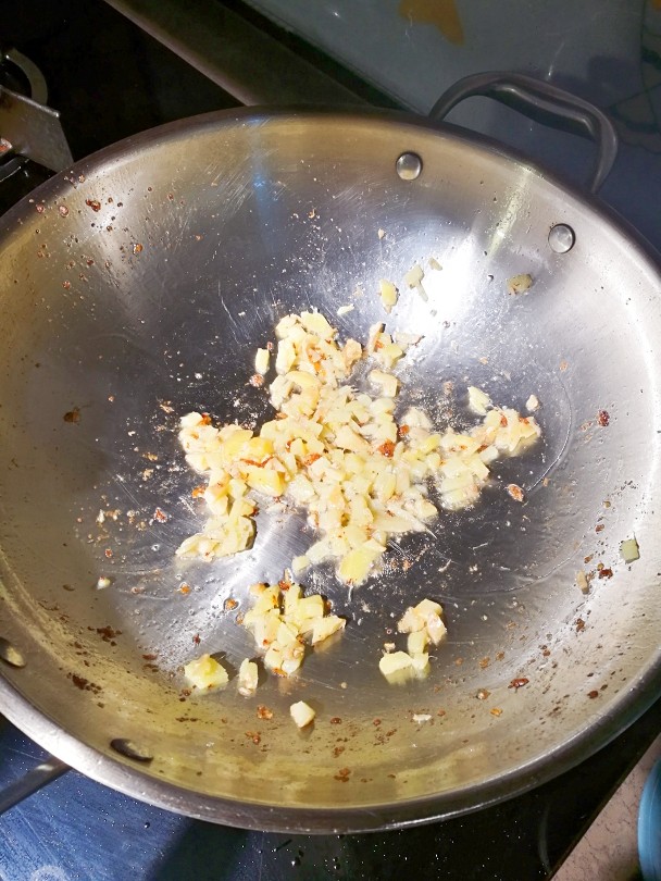 蒙汉炒鸡,炸鸡的锅留底油，放入姜粒煸香，炒制待姜粒干香时，再加入一勺油。火是中小火。