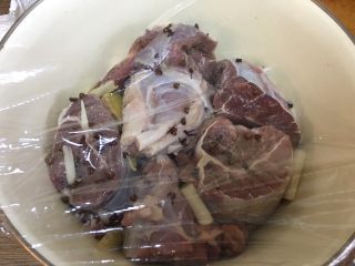 私房酱牛肉,盖上保鲜膜，冰箱冷藏腌制12小时