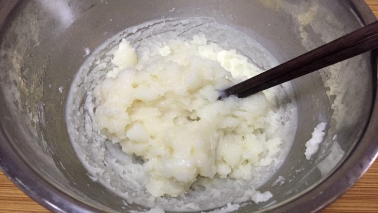 红豆沙冰皮月饼,蒸熟的糯米团立即用筷子搅匀