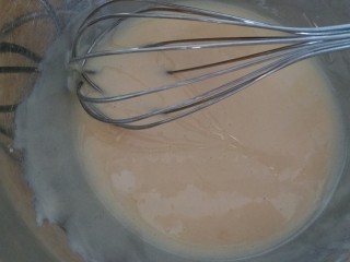 广式莲蓉月饼,糖浆和枧水用手动打蛋器器抽打均匀