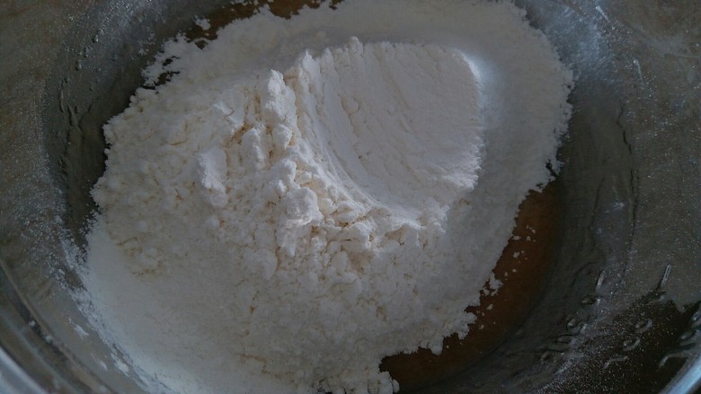 广式莲蓉月饼,加入过筛的中筋面粉