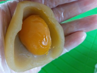 广式莲蓉月饼,用莲蓉包住蛋黄