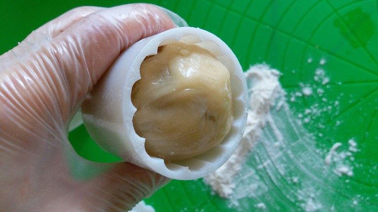 广式莲蓉月饼,包好馅儿的月饼胚放入模具内