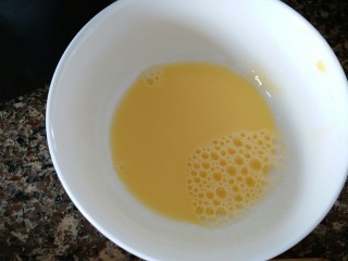 广式莲蓉月饼,准备小半个蛋黄加适量的纯净水搅拌均匀