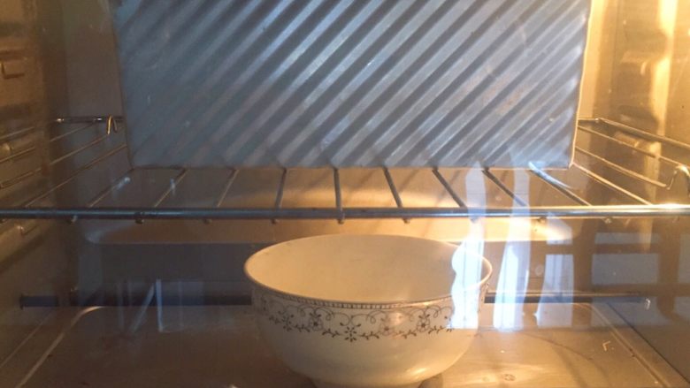 全麦吐司（汤种法）,吐司盒进烤箱中层，底部放一碗热水，进行最终发酵