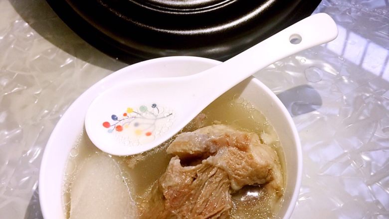 坤博砂锅之棒棒骨山药汤,加盐调味，盖上盖子焖5-10分钟即可食用