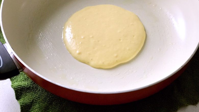 早餐松饼,然後將煎鍋離火，放在用冷水浸過的濕布上，給鍋降溫，再倒入一個松餅量的面糊。