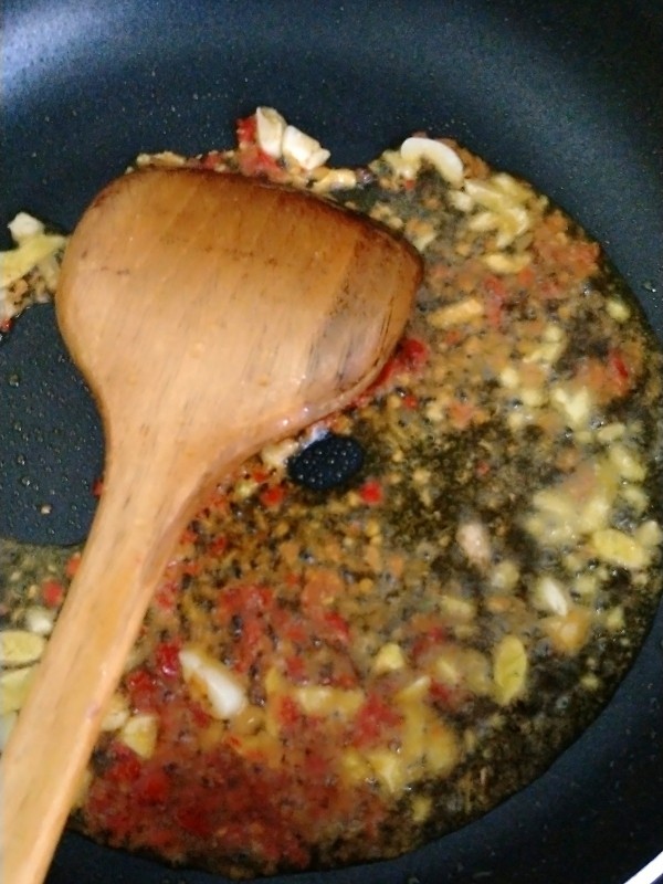 大盘肥肠,锅里倒油，下豆瓣，姜蒜，干花椒，爆香