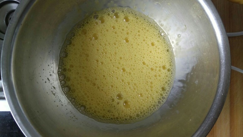 蛋黄饼干,开始打发蛋液，糖分三次加入，打发出大的泡泡加入三分之一的糖