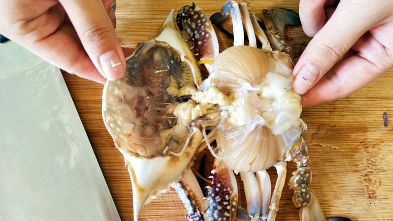 美味香炒螃蟹,先把它的壳掀起开来。
