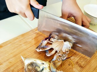 美味香炒螃蟹,然后从中间一分两半，然后再横着来一刀。一只螃蟹一般分成四块，如果大的话，多横着切一刀，为了好入味。