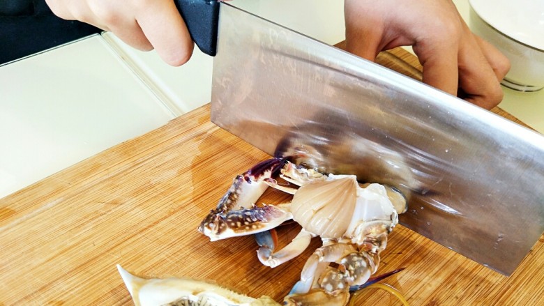 美味香炒螃蟹,然后从中间一分两半，然后再横着来一刀。一只螃蟹一般分成四块，如果大的话，多横着切一刀，为了好入味。