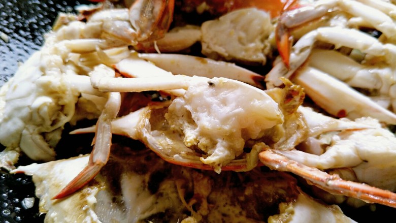 美味香炒螃蟹,当葱姜蒜被煸炒出香味的时候，下入炸好的螃蟹。