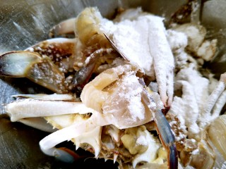 美味香炒螃蟹,然后加入淀粉和盐，抓匀，腌制10分钟左右。