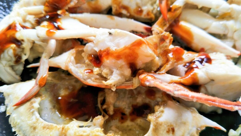美味香炒螃蟹,翻炒一下，基本就熟了，这时倒入耗油，翻炒入味，然后关火出锅啦。