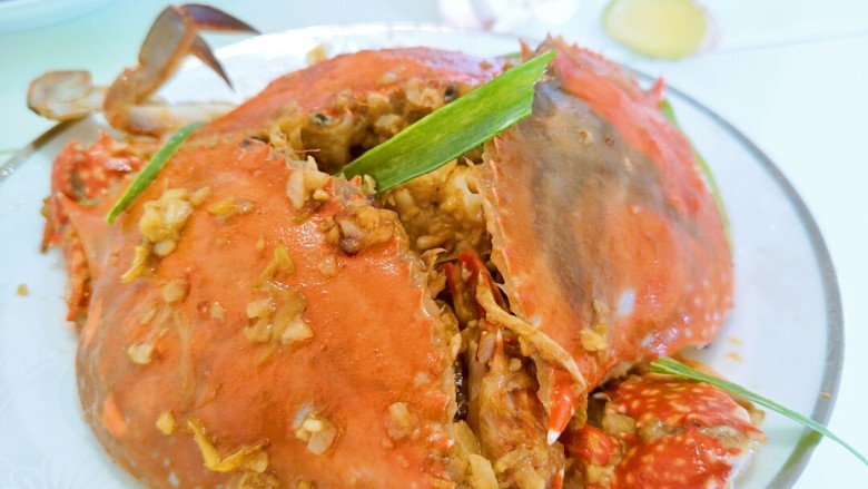 美味香炒螃蟹,可以放上点葱叶或者葱花做点缀😜
然后香喷喷的炒蟹开吃吧😘