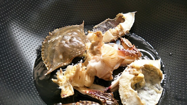 美味香炒螃蟹,放螃蟹腌制好以后，锅内放油，把螃蟹放进去过油炸一下。