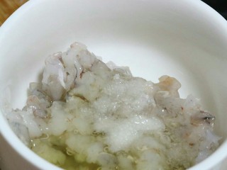 土司蛋黄虾,将蛋清、食盐放入虾茸中～