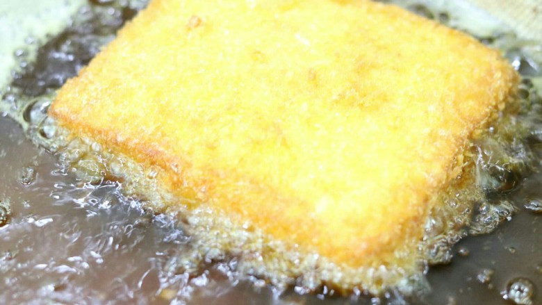 土司蛋黄虾,炸的过程中要不断翻面，炸至金黄上色酥脆即可捞出～
