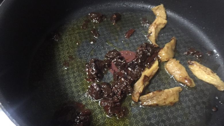 腐竹木耳羊肉砂锅煲,热锅热油下豆瓣酱后下老姜翻炒出红油