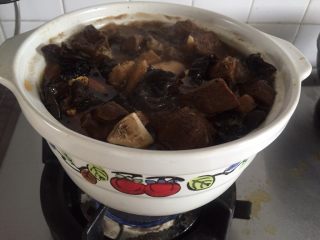 腐竹木耳羊肉砂锅煲,接着开盖，大火将汤子收干一些，大概十分钟后可以出锅。
