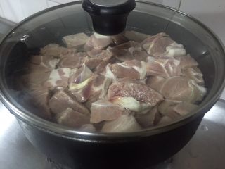 腐竹木耳羊肉砂锅煲,冷水入锅，焯水