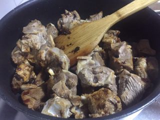 腐竹木耳羊肉砂锅煲,下羊肉翻炒，下焖羊肉调味料A料