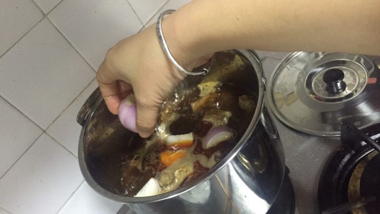 腐竹木耳羊肉砂锅煲,加洋葱块后，高压锅上汽25分钟。