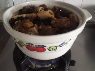 腐竹木耳羊肉砂锅煲,高压锅焖好后，转到砂锅煲中