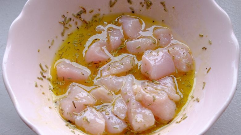 青苹果🍏的诱惑
（偏要做好吃系列）,把鸡肉丁浸在腌料里 按摩一下 放冰箱静置约半小时