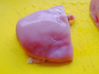 青苹果🍏的诱惑
（偏要做好吃系列）,切出约100克鸡胸肉 洗净