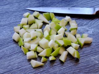 青苹果🍏的诱惑
（偏要做好吃系列）,把青苹果切成丁状 如果不喜欢吃皮 可以削皮