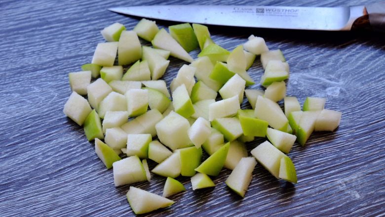 青苹果🍏的诱惑
（偏要做好吃系列）,把青苹果切成丁状 如果不喜欢吃皮 可以削皮