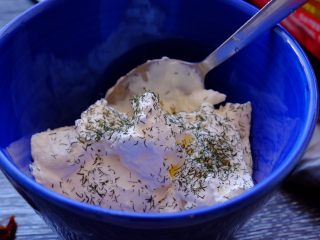 青苹果🍏的诱惑
（偏要做好吃系列）,挖出2大勺希腊酸奶 如果喜欢可以替换成蛋黄酱