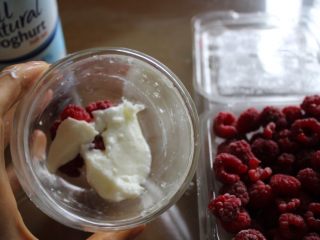 健康减肥奇亚籽布丁,在另一个杯子里加上剩下的酸奶和树莓